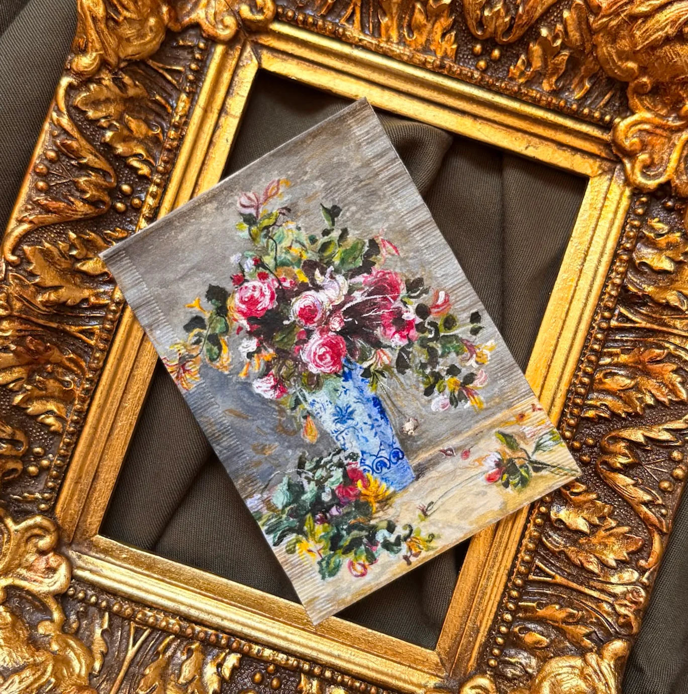 "Rosas e jasmins em um vaso Delft"  (1881), releitura de Pierre-Auguste Renoir