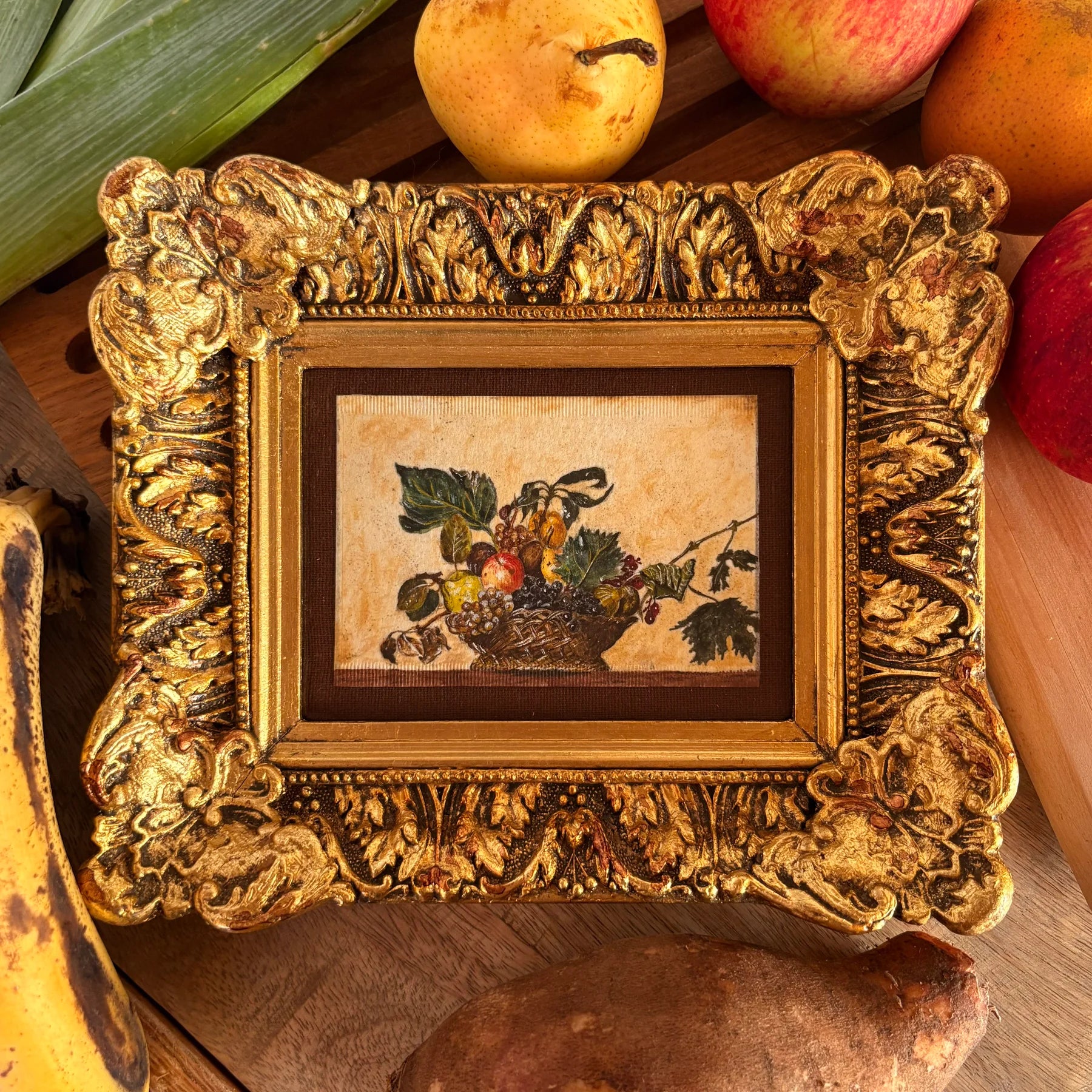 "Cesta de frutas"(c. 1599), releitura de Caravaggio
