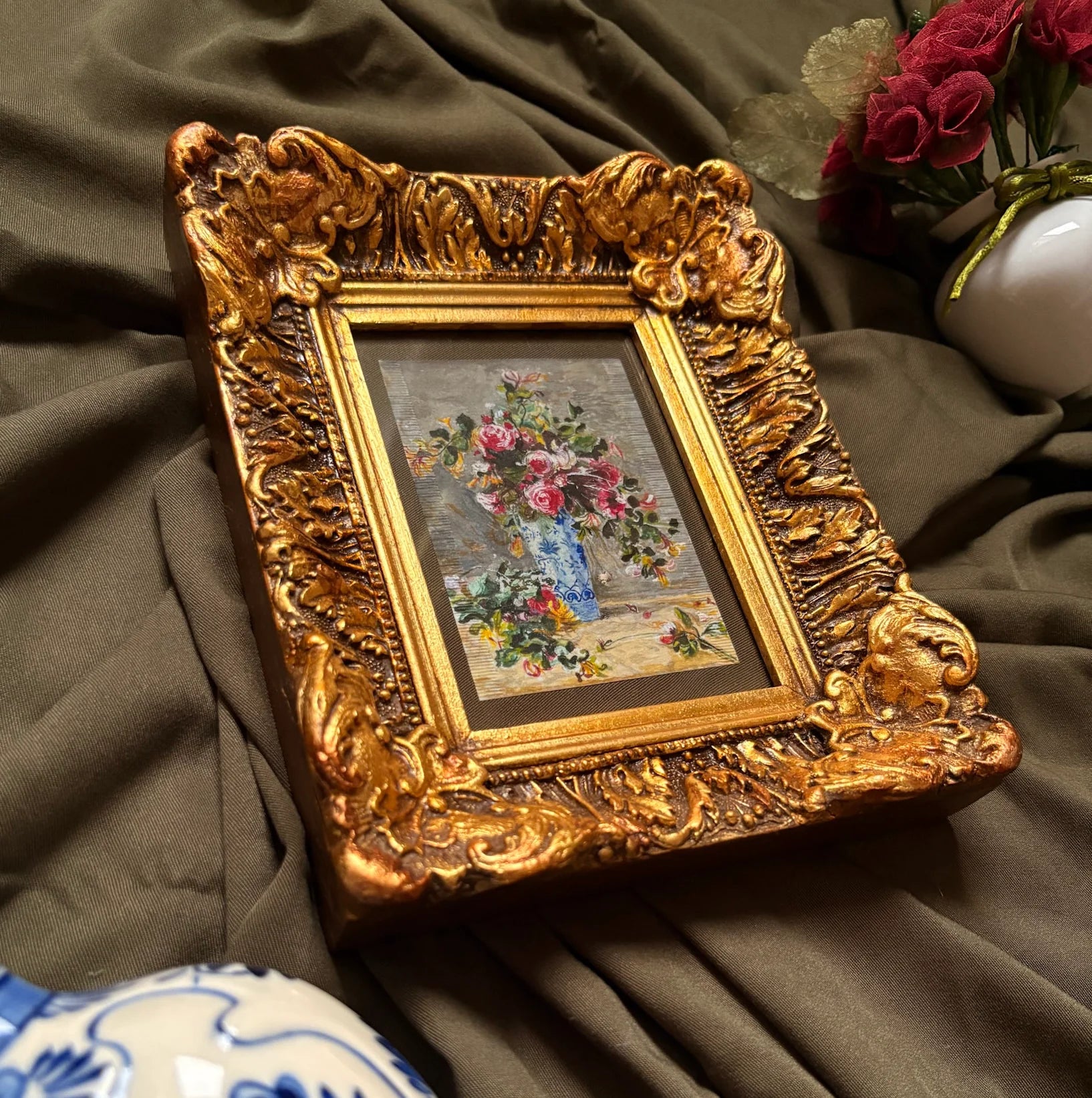 "Rosas e jasmins em um vaso Delft"  (1881), releitura de Pierre-Auguste Renoir